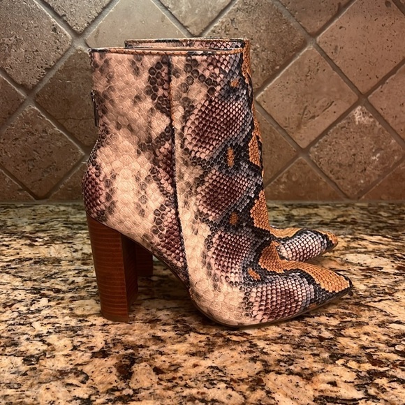 Steve Madden Trista Tri-Colored Snake Ankle Boots Size 8.5 - Picture 3 of 9